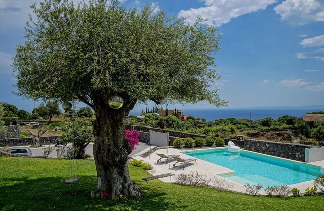 New Entry - Luxury villa with pool in the heart of the Sicilian countryside