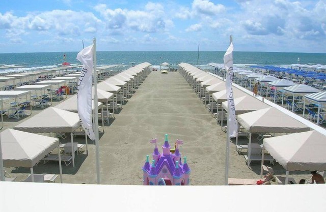 NEW FLAT ON THE BEACH CONNECTED WITH A BEACH CLUB