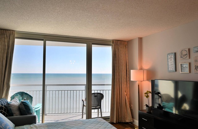 ❤️New Floor/Stove, Fresh Paint/Modern Decor. Stunning Direct Ocean View Condo