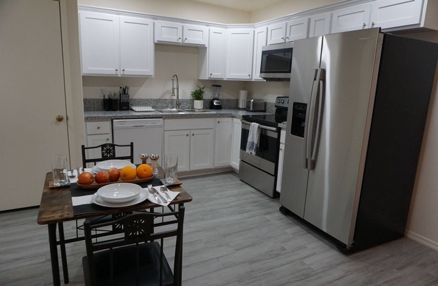 New Foothills Private Studio w/garage and full kitchen