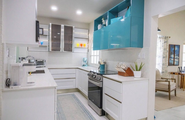 NEW & Fully Renovated 5 Bedroom, 4 Bath Villa, private pool, Sleeps up to 12,