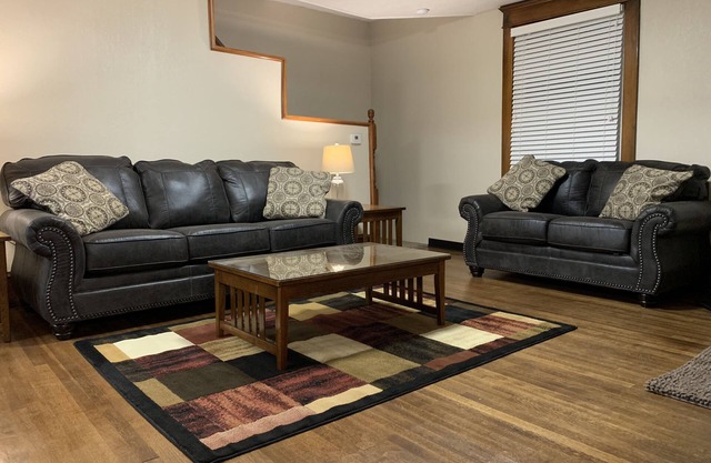 New! Great Remodeled 2 Bedroom. Walk to the Square!