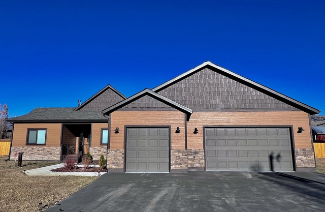 New home, close to skiing, hunting, rodeos, hiking. Fenced yard, pet friendly.