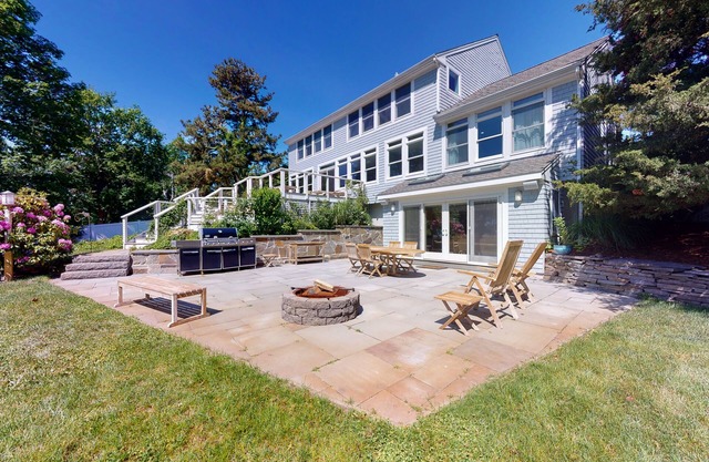 New-Hot Tub Bayfront home with boat house, sauna, fast WiFi, & washer/dryer