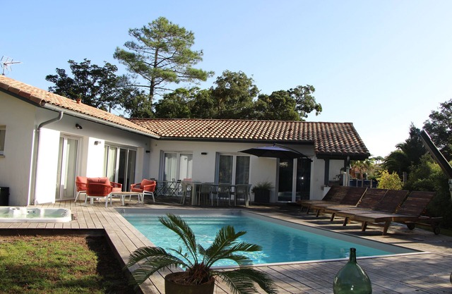 NEW HOUSE, 700M FROM THE BEACH WITH A HEATED SWIMMING POOL AND A SPA