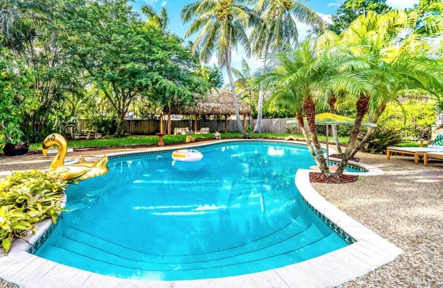 NEW! HTD POOL/HOT TUB/5 MIN TO BEACH/TIKI HUT!
