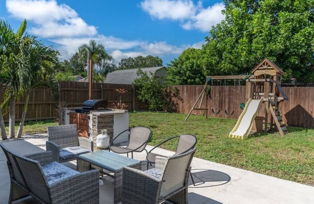 NEW* KING Bed/Centrally Located/Near Parks & Beach