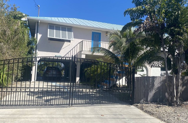 New listing 3bd/2bt Sleeps 8 "Sunset Paradise Villa" on canal Big Pine Key