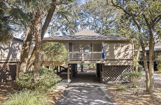 New Listing Charming cottage on lagoon with distant beach view-near Cougar Point