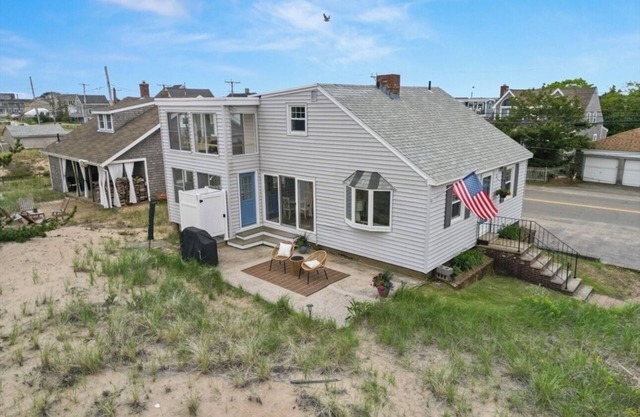 NEW LISTING DISCOUNT Oceanfront on Plum Island w/4+ bedrooms. Family friendly!