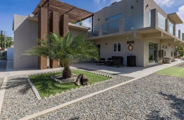 New listing! Luxury 9 Bed Villa: 6 King & 7 Queen