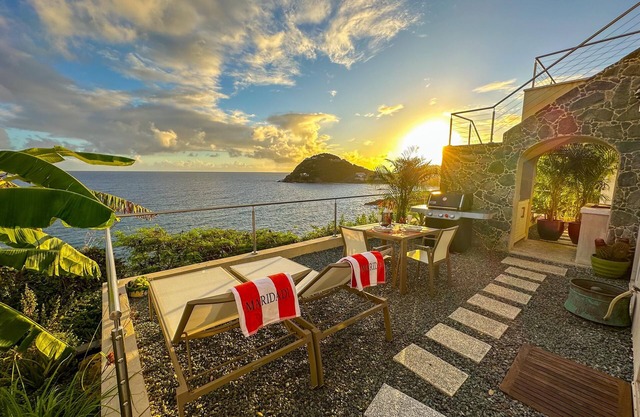 NEW LISTING! Maridadi Clifftop Oceanfront - Beautiful Outdoor Terrace