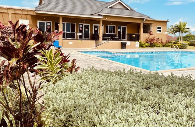 NEW LISTING! Private Paradise with /Pool/Gym/Free Shuttle/Wi-Fi by RedAwning