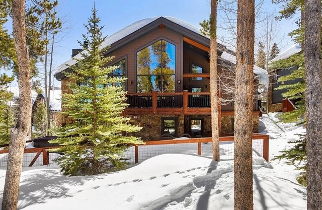 New Listing-Ski Inn: Beautiful large ski-in/ski-out home with amenities galore!