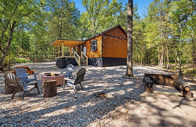 NEW LISTING Tiny cabin, full kitchen, private back deck, fire pit, near lake
