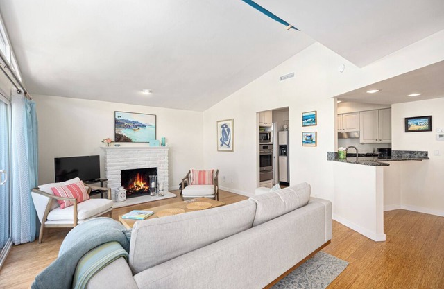 NEW LISTING! Walk to Beach and Harbor! CAPTAIN’S COTTAGE! Permit STR23-0076