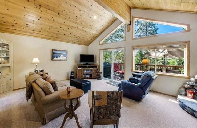 New Listing! Woodland Heights at Tahoe Park- Pet Friendly - Private Beach