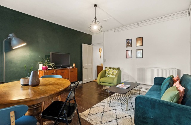New! Lovely 2BR in Historic Camberwell Location