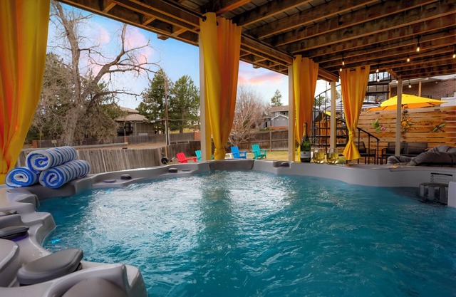 NEW! LUX Home-Hottub-Firepit-Games-6TVs-13m to Den