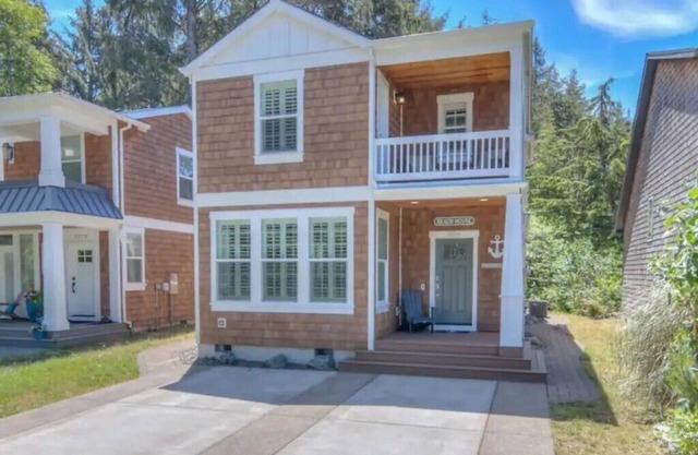 NEW Luxurious family-friendly coastal home w/beach access. Dogs allowed!