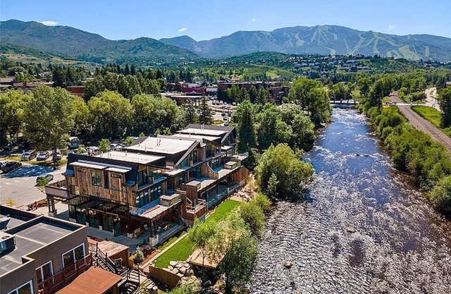 NEW LUXURIOUS RIVERFRONT DOWNTOWN TOWNHOME 4 BED 2.5 BA W/HOT TUB