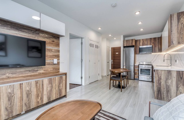 NEW - Luxury 1 BR in Downtown - Walk to the Beach