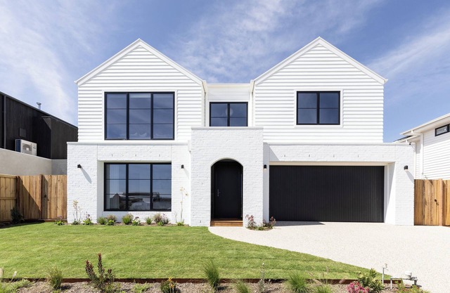 New Luxury Beach House with 5 bedrooms, Huge North Facing Deck and Yard
