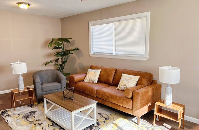 New Luxury I King Bed I 4br & 2ba Whole House in Central Orange
