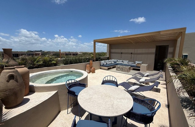 New Luxury Villa – Garden & Rooftop Pools - Aflora