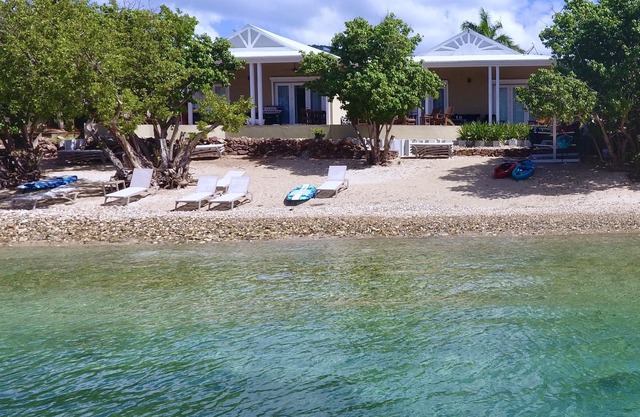 New Luxury Villa on the Beach, Spa, Kayaks, SUPS, Snorkel, NO STAIRS, Near Town