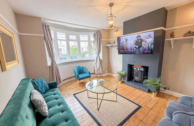 New Malden 3BDR House w/FREE Parking & Private Garden near Kingston & Wimbledon