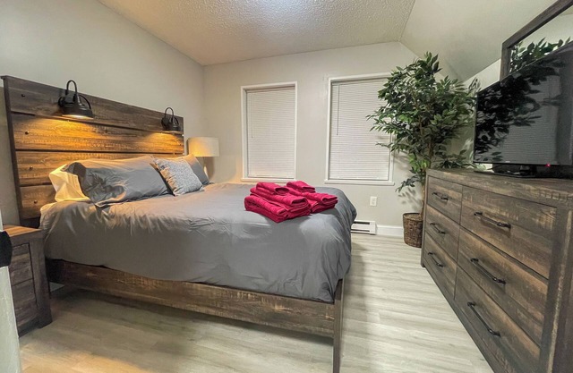 NEW - Mins To DHMC/Hanover - Full Kitchen - Pet Friendly -Queen Size Bed