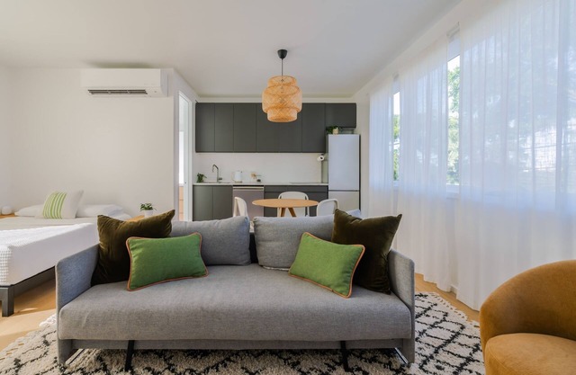 New modern apt in Travis Heights a few minutes to South Congress & Downtown!