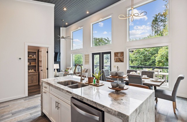 New Modern Cabin: Fire Pit, Hot Tub, WiFi, High-End Decor and Amazing Game Room