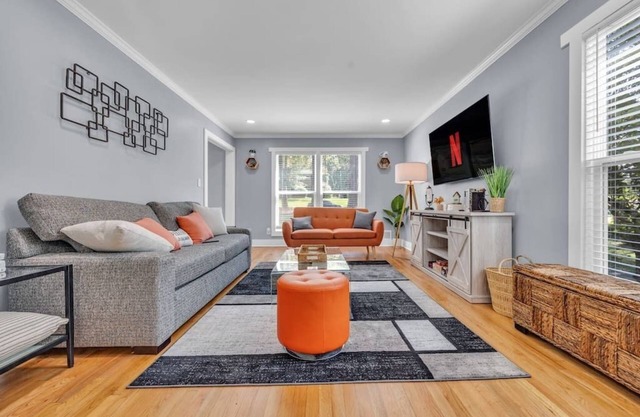 NEW! Modern Luxury w/Pool Table 3BR/5BD Sleeps 10