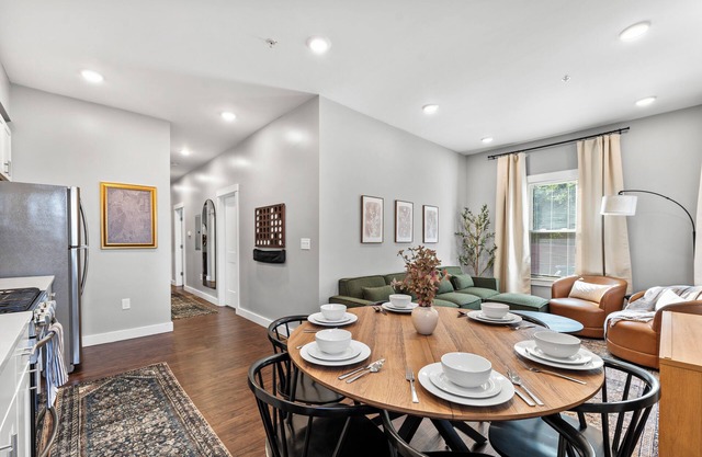 NEW near Harvard+MIT, Free Parking, Walk to Train