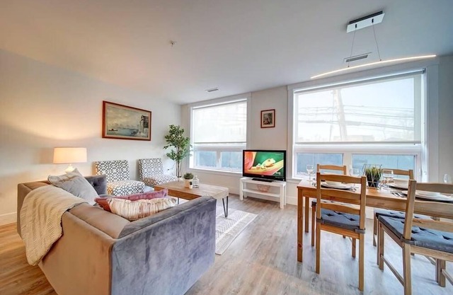 NEW New Luxurious Modern 2BR Condo Sleeps 5 Coffee, AC, WIFI