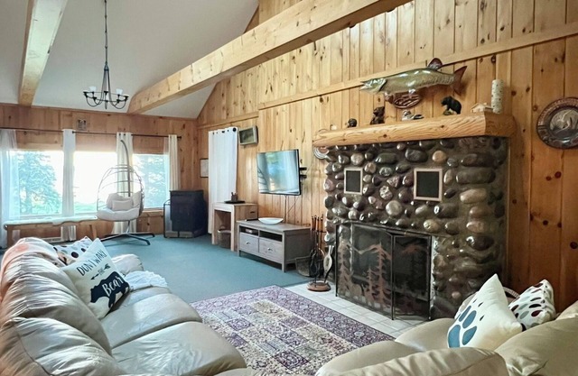 NEW: Northwoods Lakeside Retreat-Lac Vieux Desert
