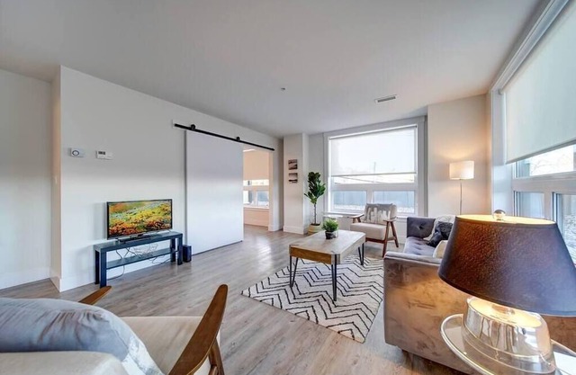 NEW Ocean Bay New Luxury Condo Sleeps 5 Parking, Coffee, AC