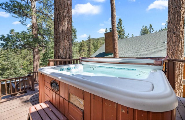 NEW private HOT TUB! VIEWS! Walk to Marina! Close to Lake & Slopes
