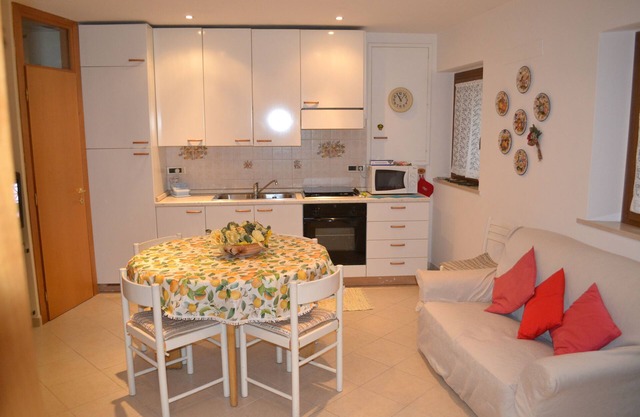 new renovated apartment 3 rooms - 2/5 persons, modern and well furnished. 8 minuts walk to S. Marco -