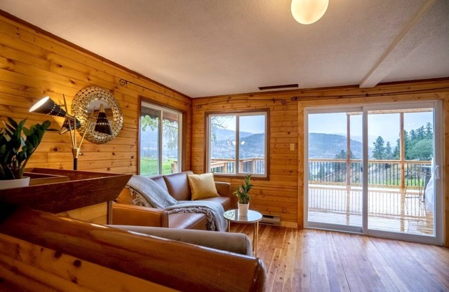 New! Renovated Pickers Cabin with beautiful views !
