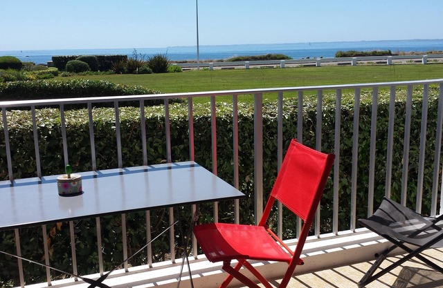 New south-facing seafront apartment (classified 3*) in a secure residence