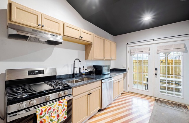 New! Spacious, Newly Renovated 6-bedroom Townhome at Churchill Downs