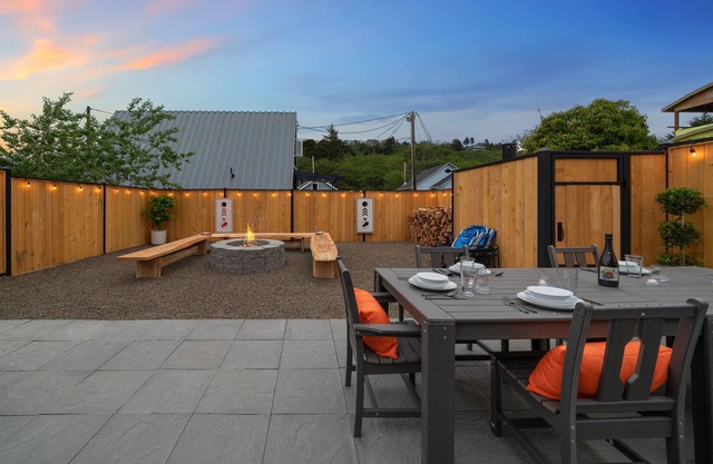 NEW Steps to Beach, Hot Tub, Firepit, PS5, Dog Friendly, Walk to Eat+Shop, Slp 6