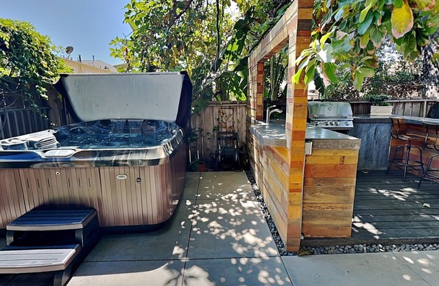 New! Steps to Broadway! Near Downtown, Zoo, Coronado, NEW Jacuzzi & BBQ Area with Fire Pit! (C)