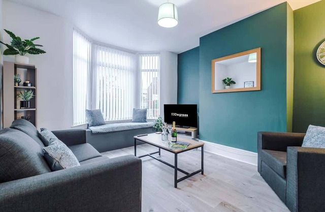 NEW! Stunning home, ideal for groups, w/parking!