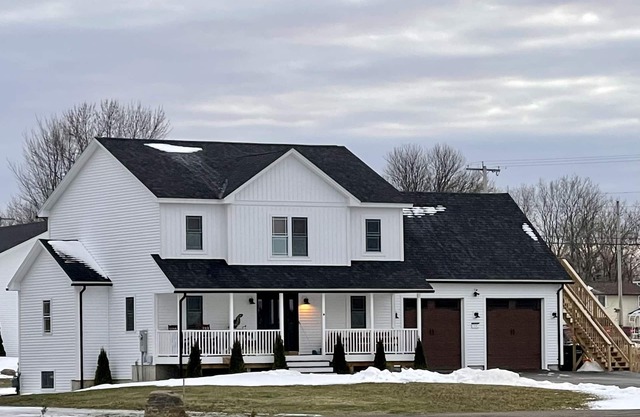New Stylish, Cozy 2nd Story Studio. PVT Deck & Entrance Close To Downtown & Lake