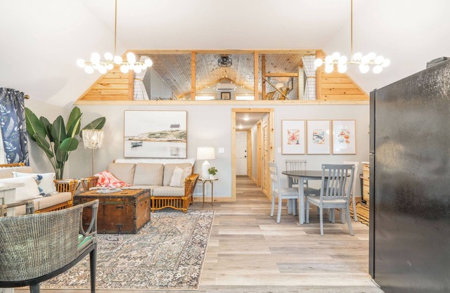 NEW-The Beach Haus- Luxe Cottage, professionally designed w/WiFi, linens incl.
