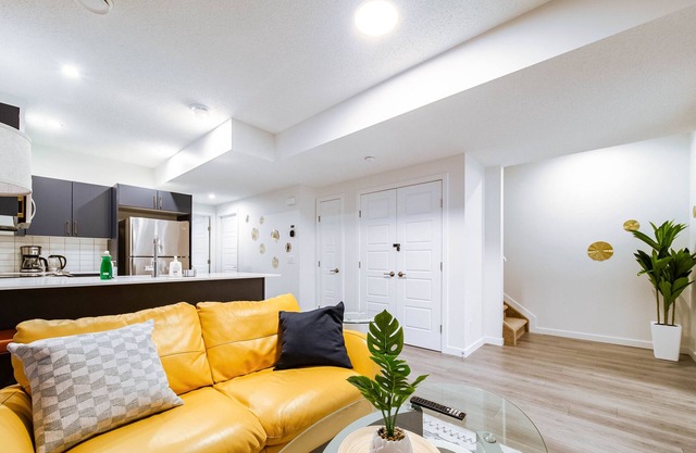 NEW-The Suite Life-2BD-King Bed-WEM & YEG Airport